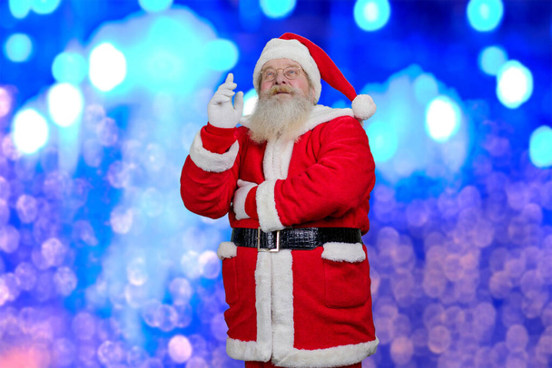 Санта-Клаус на синем блестящем фоне. - Фото, изображение
