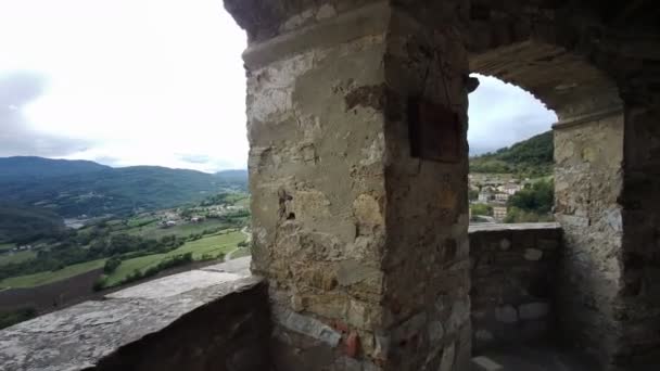 średniowieczny zamek z chodników Bardi Parma i kamiennych korytarzy ochronnych. Wysokiej jakości materiał 4k - Materiał filmowy, wideo