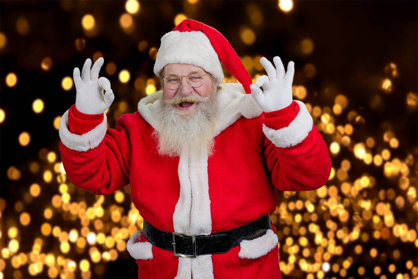 Santa Claus haciendo signo ok con ambas manos. - Foto, Imagen