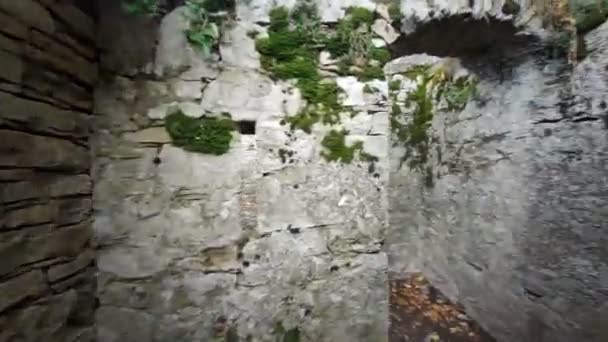 middeleeuws kasteel van Bardi Parma loopbruggen en stenen beschermingscorridors. Hoge kwaliteit 4k beeldmateriaal - Video