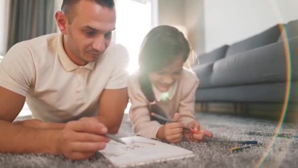 Vater und Tochter haben Spaß und malen gemeinsam. Konzept einer glücklichen Familie und qualitativ hochwertiger Freizeit - Filmmaterial, Video
