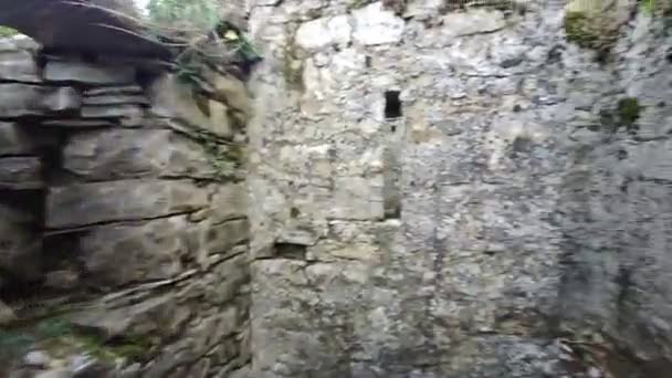 средневековый замок Барди Парма и коридоры каменной защиты. Высококачественные 4k кадры - Кадры, видео