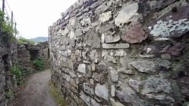 castello medievale dei bardi Passerelle Parma e corridoi di protezione in pietra. Filmati 4k di alta qualità - Filmati, video