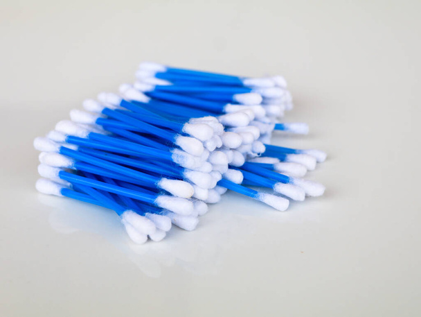 Blaue Ohrreinigungsknospen in Packungen, vor weißem Hintergrund, isoliert - Foto, Bild