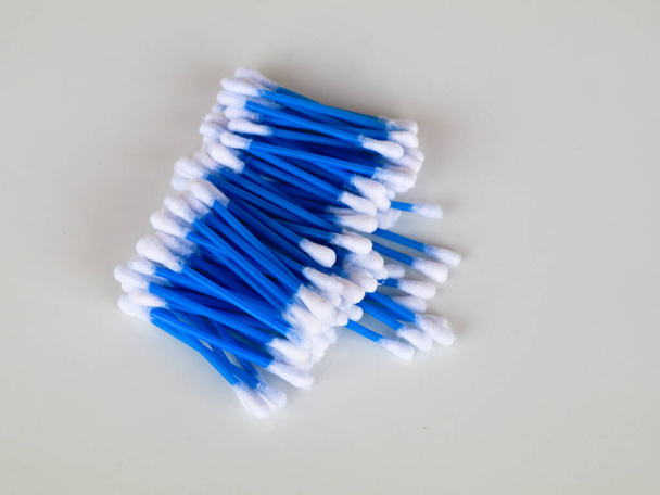 bourgeons de nettoyage d'oreille de couleur bleue en paquets, sur fond blanc, isolés - Photo, image