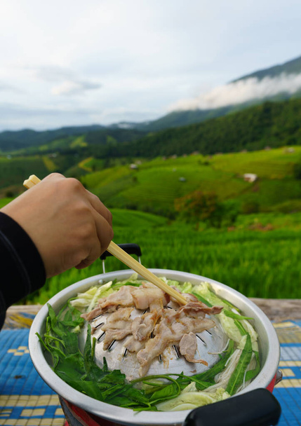 Moo Kata o barbacoa tailandesa es carne de cerdo grilld con sopa - Foto, Imagen