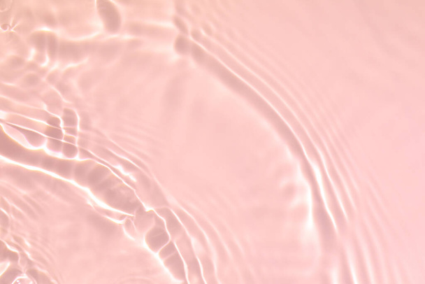 roze transparant helder water oppervlak textuur zomer achtergrond - Foto, afbeelding