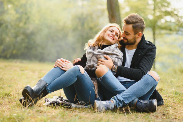 Romantic young couple in love relaxing outdoors in park - Foto, afbeelding