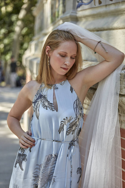 szőke fehér nő nyári ruha pózol tüll siffon - Fotó, kép