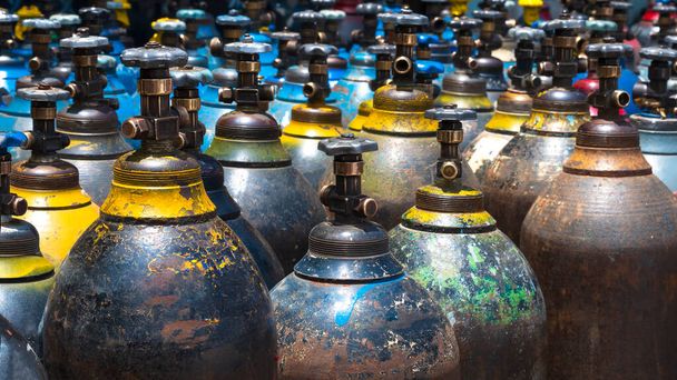 Gaz endüstrisinde hala birçok eski taşınabilir gaz silindirleri kullanılabilir, seçici odaklanma - Fotoğraf, Görsel