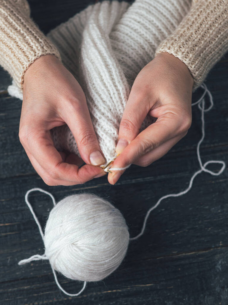 女性の手編みクローズアップ - 写真・画像