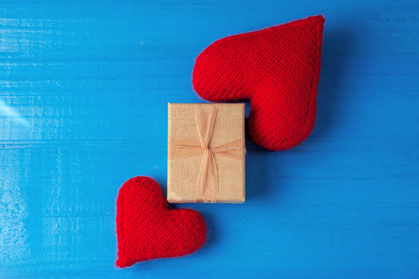 Cadeau Saint-Valentin sur fond bleu en bois - Photo, image