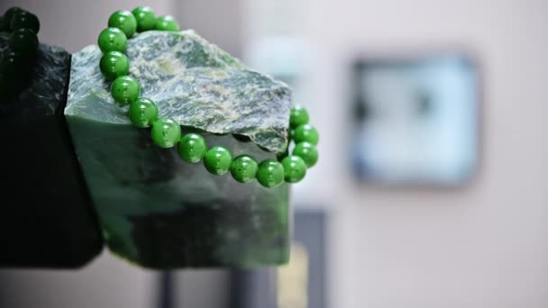 Ювелирные изделия из зеленого камня - Кадры, видео