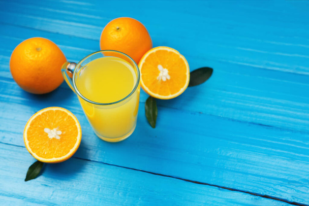 Čerstvý pomerančový džus nebo koktejl na modrém pozadí - Fotografie, Obrázek