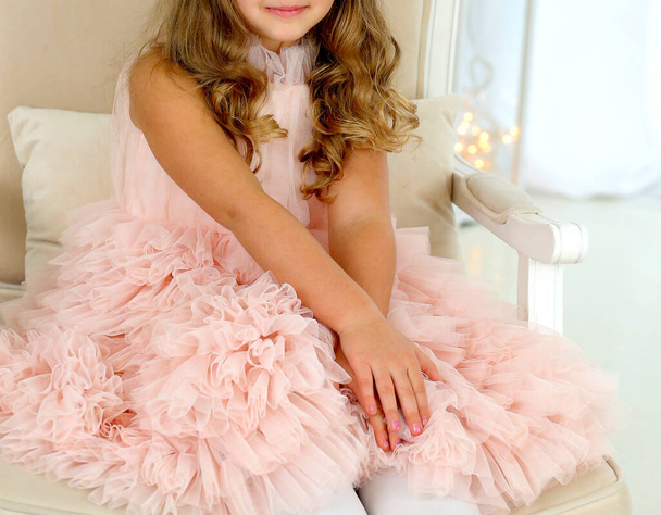 Une jeune fille caucasienne dans une robe d'été poudreuse en tulle. Robes élégantes pour les filles. Mode et vêtements pour enfants concept. - Photo, image