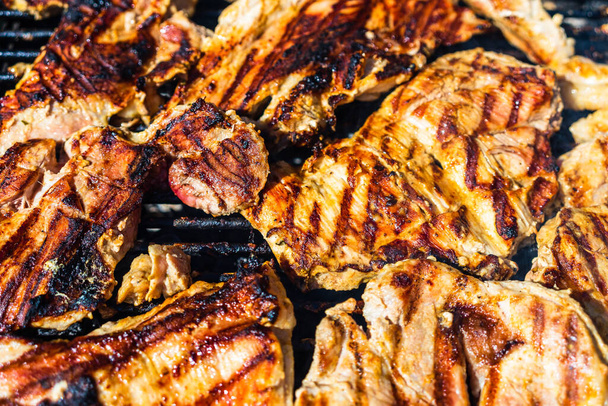 炭火焼で焼いた鶏と豚のステーキ。キャンプのトップビューおいしいバーベキュー、フードコンセプト、グリル上の食品やグリル上の食品の詳細 - 写真・画像