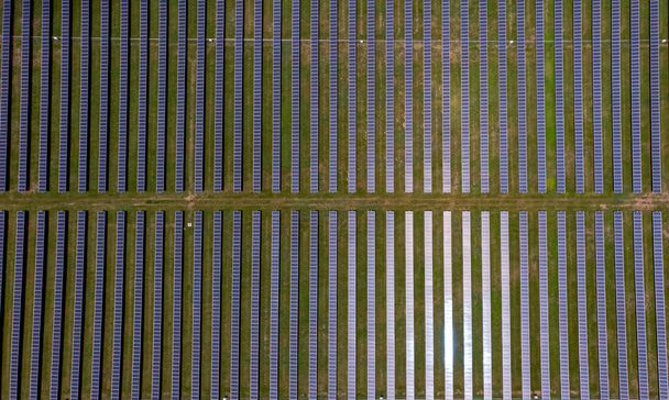Hava görünümünde güneş panelleri - Fotoğraf, Görsel