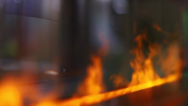 Kunstmatig vuur brandt achter glas - Video