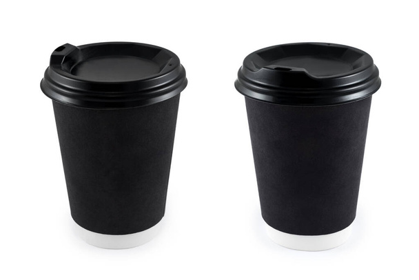 Чорні чашки паперової кави на білому тлі. Порожня паперова чашка кави, яка одноразово забирається або йде на логотип програми, місце для компонування дизайну
. - Фото, зображення
