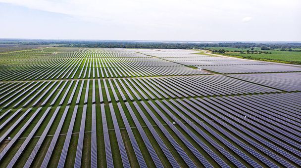 Paneles solares en vista aérea - Foto, imagen