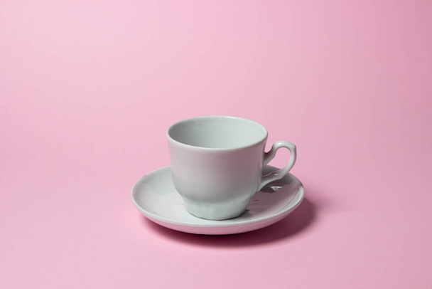 Kaffeetasse auf rosa Hintergrund vorhanden. Kaffeetasse und Untertasse. - Foto, Bild
