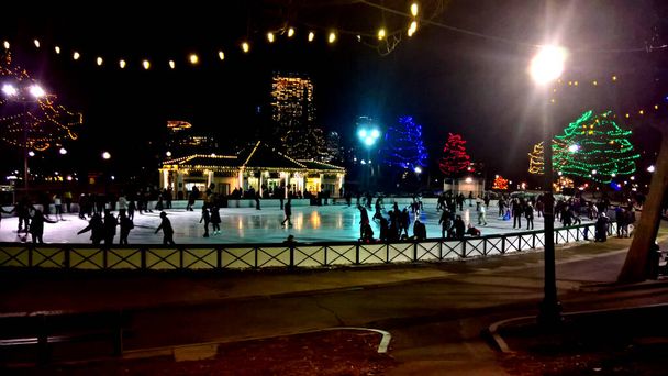 ボストンのクリスマスの間のカエル池でのアイススケート - 写真・画像