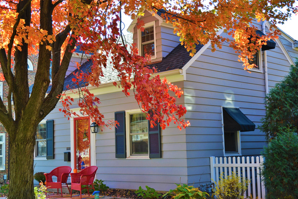 Típica casa americana en otoño - Foto, Imagen