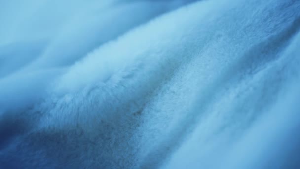 青いふわふわの毛皮のコートのテクスチャ、暖かい冬の服、豪華な織物とファブリックの背景手と動き - 映像、動画