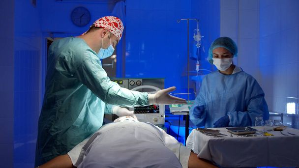 Chirurg operiert im Operationssaal im Krankenhaus - Foto, Bild