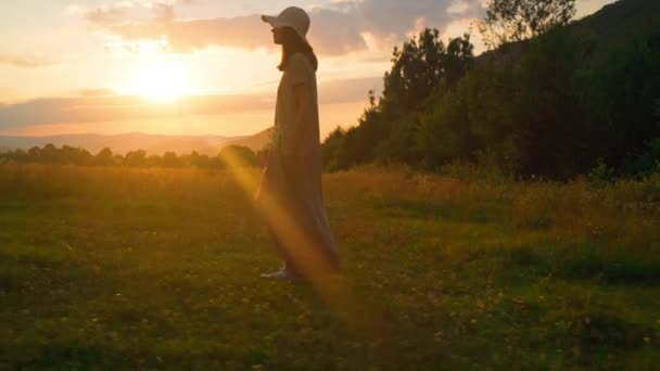 profiili nainen kävelee maaseudulla auringonlasku - Materiaali, video