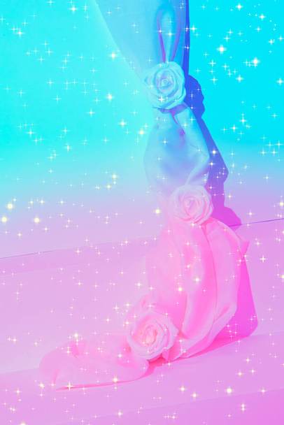 Χειμερινή σκηνή μόδας. Τριαντάφυλλα και υφαντική διακόσμηση. Ελάχιστο κομψό μονόκερο χρώμα - Φωτογραφία, εικόνα