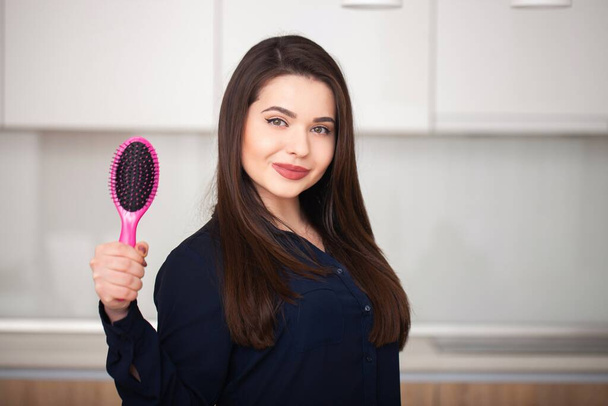 Girl holds a hairbrush  - Fotografie, Obrázek