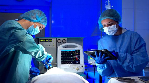 Ärztinnen operieren im Operationssaal - Foto, Bild