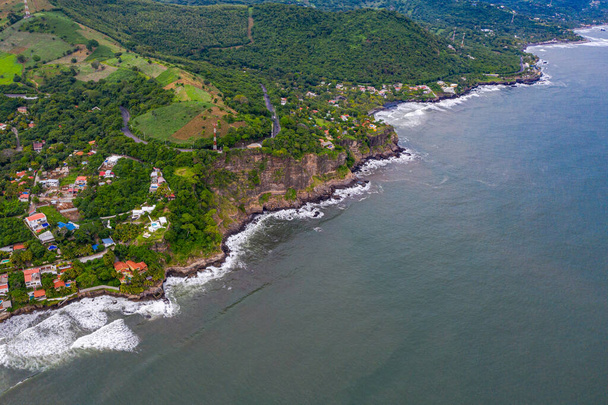 Vista aérea de las olas del mar y la fantástica costa rocosa, El Salvador - Foto, Imagen