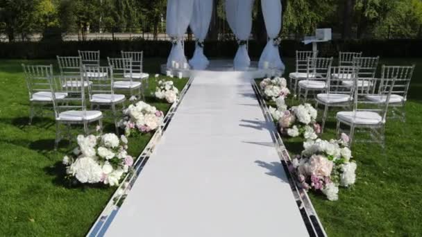 Hermosa vista del arco de boda desde el dron - Metraje, vídeo