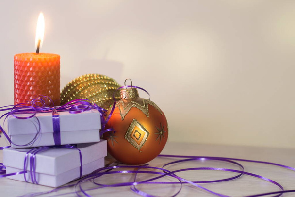 Boże Narodzenie i Nowy Rok pocztówka ze świecą, prezenty i dekoracje świąteczne - Zdjęcie, obraz