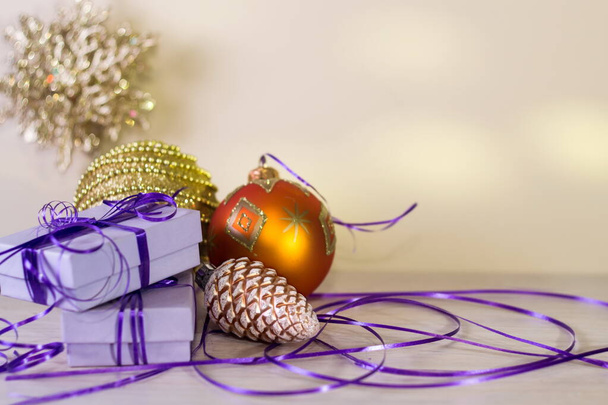 Weihnachts- und Neujahrspostkarte mit Geschenken und Weihnachtsdekoration - Foto, Bild