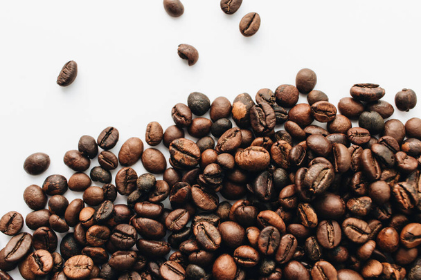 Közelkép a pörkölt kávébab, izolált fehér  - Fotó, kép