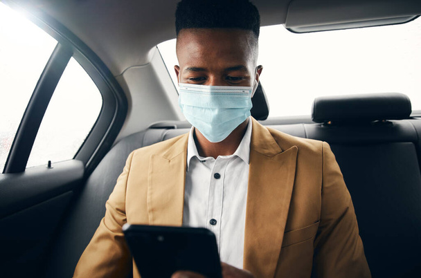 Sağlık Salgını sırasında Taksinin Arkasında Cep Telefonu Kontrol Maskesi Giyen Genç İşadamı - Fotoğraf, Görsel