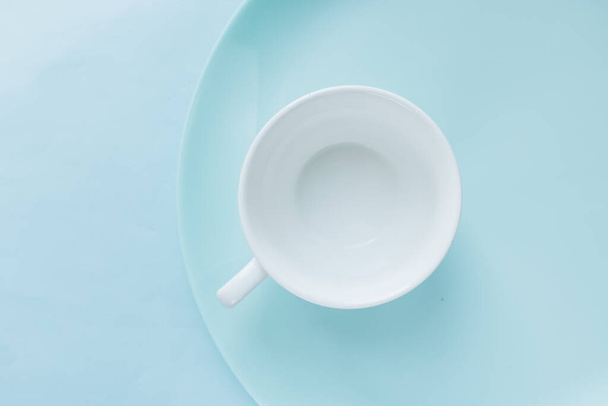 clean white cup and blue plate  - 写真・画像