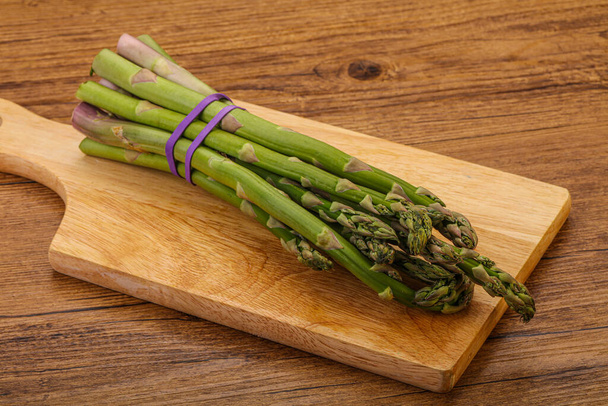 Cuisine végétalienne - tas d'asperges crues pour la cuisine - Photo, image