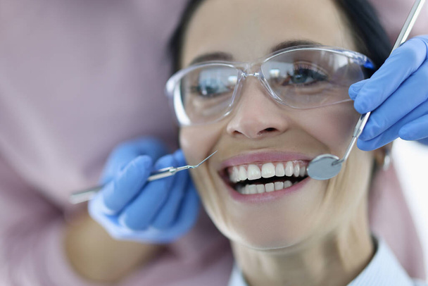 Porträt einer Frau mit weit aufgerissenem Mund beim Zahnarzttermin - Foto, Bild