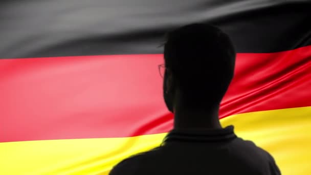 Pyšný salutující samec na pozadí německé vlajky - Záběry, video