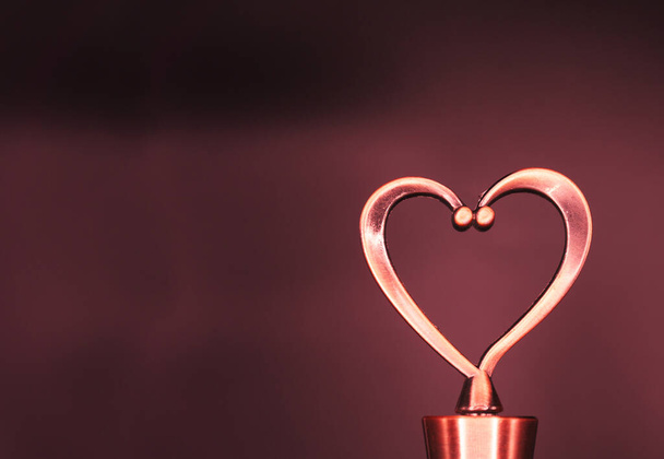 Kırmızı arka planda sevgililer günü kalbi. Aşkın sembolü - Fotoğraf, Görsel