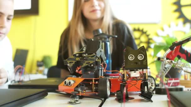 Neugierig lächelnde Schüler im modernen Robotikunterricht - Filmmaterial, Video
