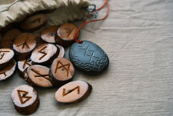 runes en bois dans un sac en toile avec un runescript en pierre - Photo, image