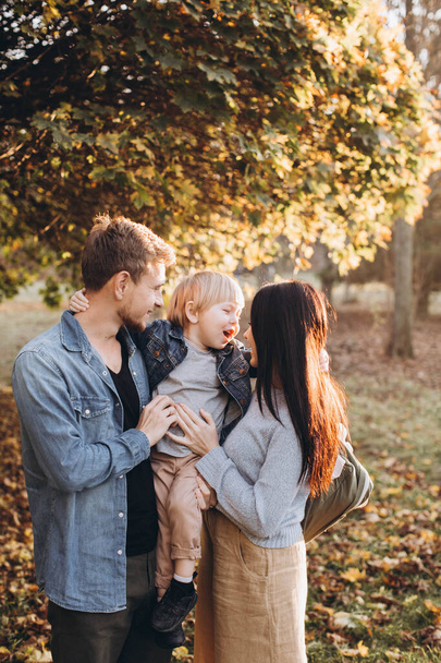 府のある秋の公園で遊ぶ家族 - 写真・画像
