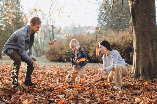 Famille jouer dans le parc d'automne ayant fu - Photo, image