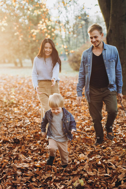 boldog család az őszi parkban - Fotó, kép
