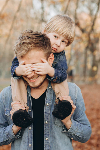 feliz pai e filho se divertindo no parque de outono - Foto, Imagem